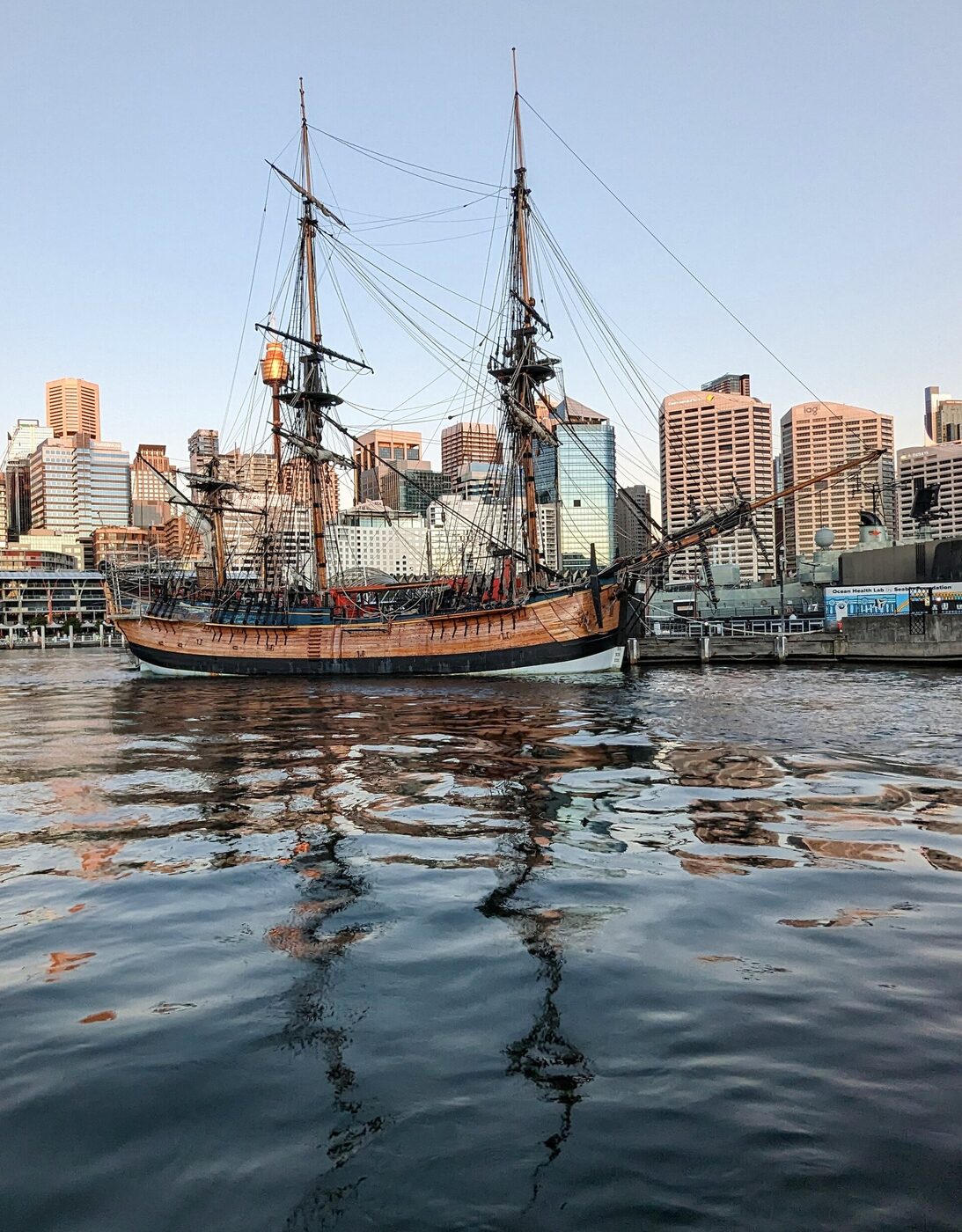 Réplica del HM Bark Endeavour de James Cook, velero de tres mástiles atracado en un museo marítimo.