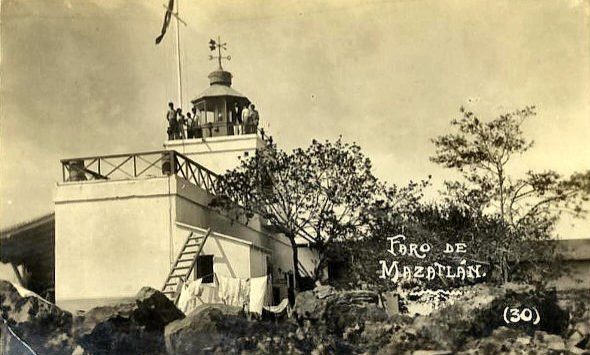 Postal antigua en sepia del faro de Mazatlán sobre el Cerro del Crestón, con un pequeño edificio y una escalera de madera.