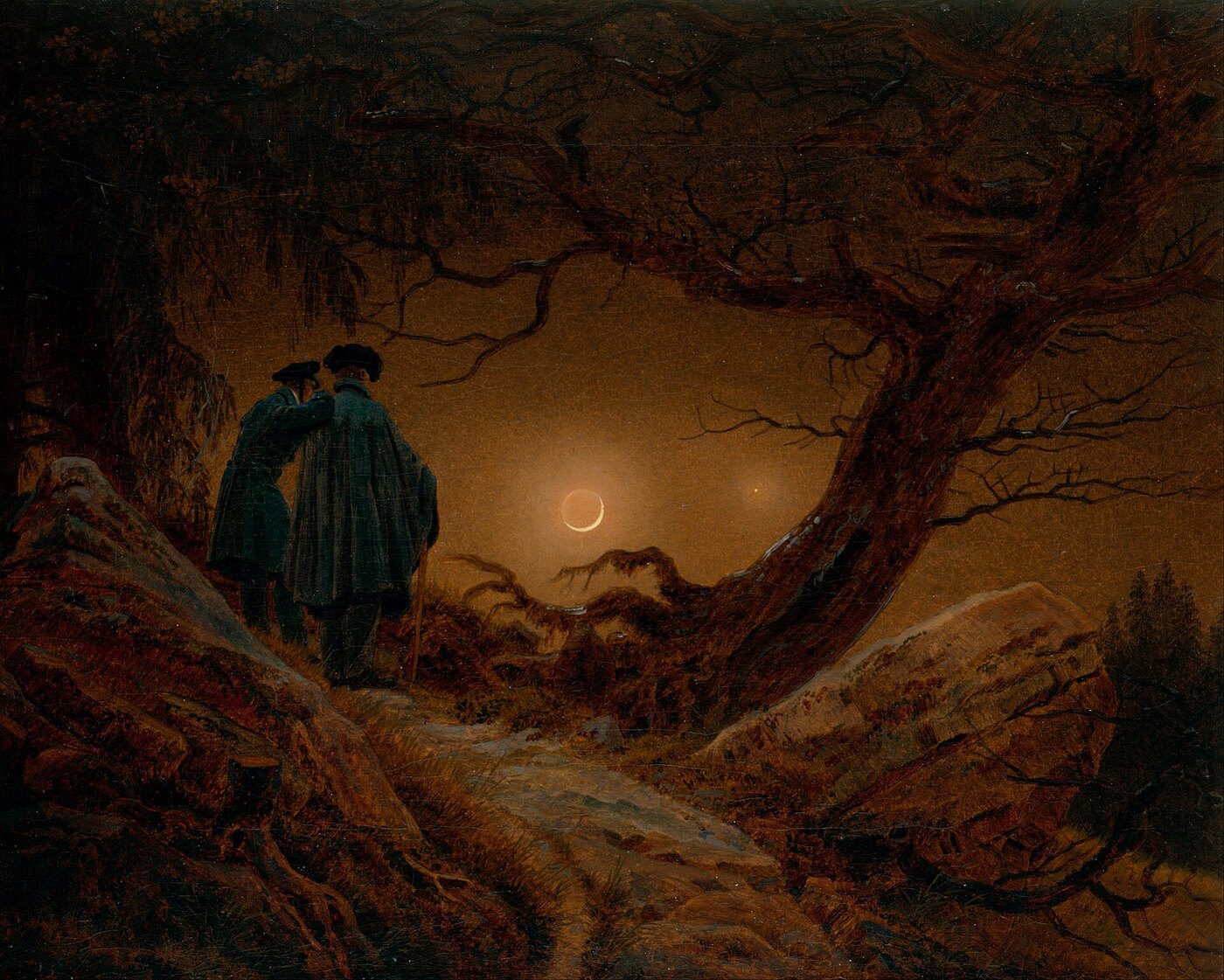Pintura de dos hombres de espaldas, apoyados en una roca en un bosque oscuro, mirando la luna entre las ramas.